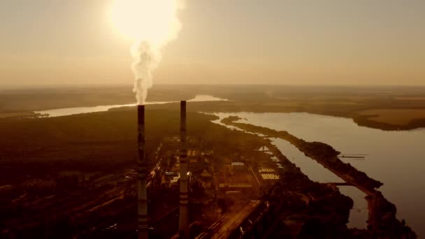 工业管道在大自然的背景 晚上在湖边附近的有害工厂 日落时分 化学烟排放到自然大气中 空中景观 — 图库视频影像