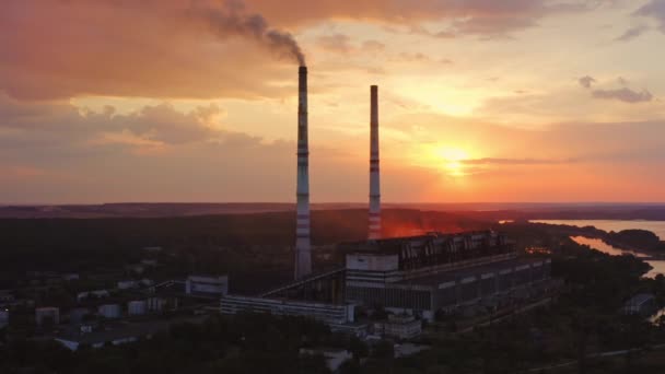 自然界の化学プラント 汚れた煙は日没の工場から出る 有害な排出物が付いている産業管は環境を汚染します エアリアルビュー — ストック動画