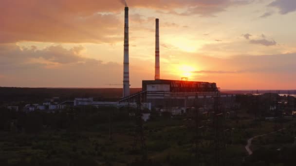 夕方から工場 日没時に空気を満たす産業用パイプからの汚れた排出 生態学的な問題 空からの眺め カメラアップ — ストック動画