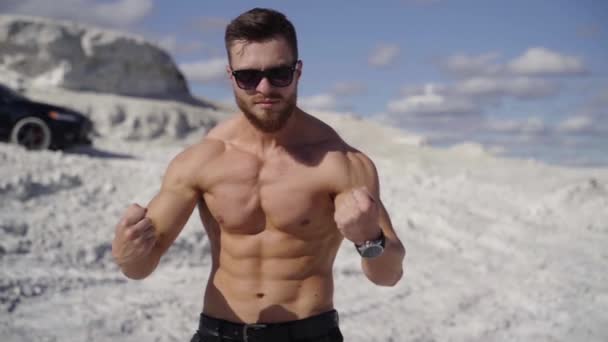 Sportlicher Mann Zeigt Seinen Muskulösen Körper Freien Porträt Eines Hemdlosen — Stockvideo
