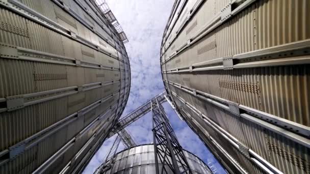 Металлические Резервуары Лифта Комплекс Сушки Зерна Открытом Воздухе Коммерческие Зернохранилища — стоковое видео