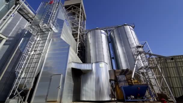 谷物电梯的新型金属结构 巨大的农业植物在农村 阳光明媚的日子里储存庄稼的银盘 — 图库视频影像