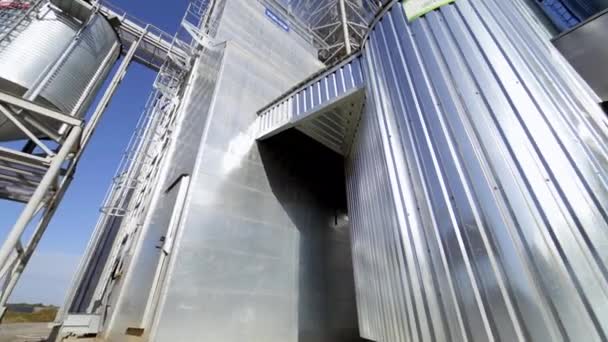 阳光下的金属粮仓 用于加工农业收获的现代植物 夏天的银谷物电梯 用于储存农作物的工业综合体 后续行动 — 图库视频影像