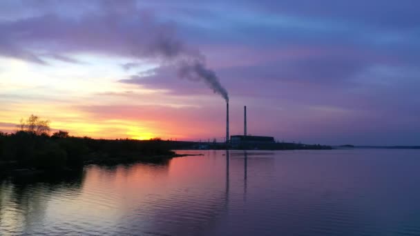Schädliche Fabrik Ufer Des Flusses Industrieschornsteine Mit Rauch Schöner Sonnenuntergang — Stockvideo