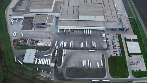 Industriële Zone Het Veld Daken Van Moderne Installaties Met Parkeerplaatsen — Stockvideo
