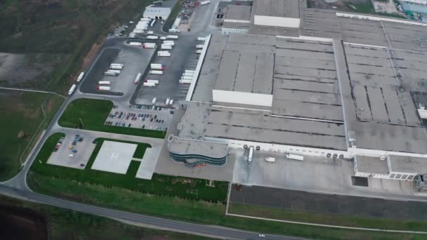 Industrial Exterior Fábrica Moderna Campo Telhados Complexo Negócios Com Estacionamento — Vídeo de Stock