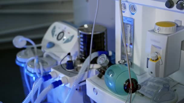 患者の生命維持のための医療機器 メディカルポンプが上下に流れています 肺の人工的な換気装置 コロナウイルスコンセプト — ストック動画
