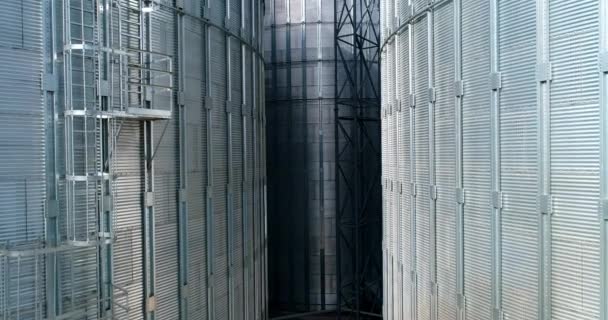 用于储存谷物的大型金属筒仓 现代工业厂房 储存农作物的银容器 大自然背景下的谷物电梯 行动起来 — 图库视频影像