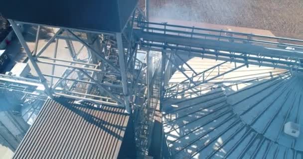 煙の中の現代工場 穀物エレベーターの外観 産業プラントから空気を満たす有害な蒸気 空からの眺め カメラが動き回る — ストック動画