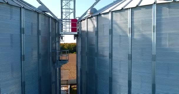 大型储罐的性质 谷物终端 用于农产企业的工业金属箱 现代仓库特写 空中景观 — 图库视频影像