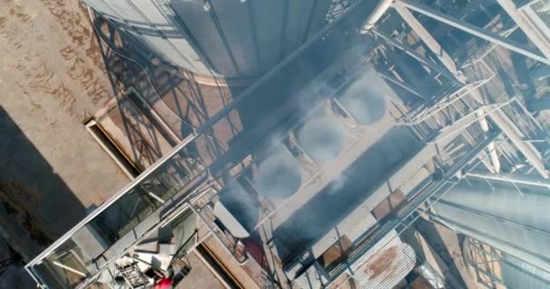 産業プラントからの蒸気 穀物処理のための現代工場の蒸気 グレーンエレベーター 製造から有害な煙が空中に飛び込む トップエアリアルビュー — ストック動画