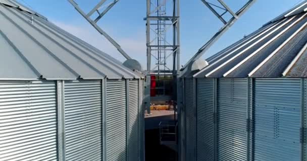 Açık Havada Gümüş Tahıl Asansörleri Hasat Için Modern Alüminyum Kapların — Stok video
