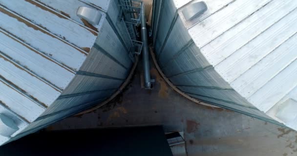 Μεγάλο Μεταλλικό Υπόστεγο Ανελκυστήρες Σιτηρών Εξωτερικούς Χώρους Δοχεία Αλουμινίου Για — Αρχείο Βίντεο