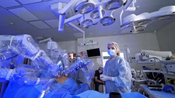 Cirugía Con Equipo Robótico Hospital Cirugía Mínimamente Invasiva Quirófano Moderno — Vídeos de Stock