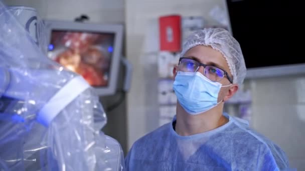 Φουτουριστική Ρομποτική Μηχανή Κάνει Εγχείρηση Γιατρός Μάσκα Που Εξετάζει Την — Αρχείο Βίντεο