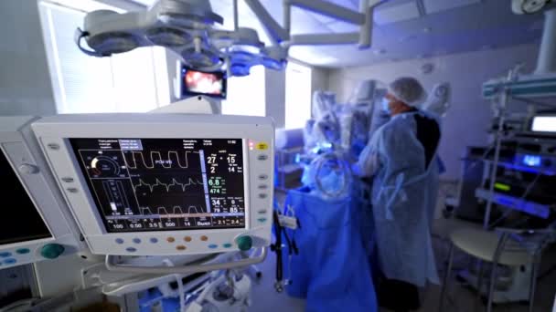 医療モニターのスクリーン上のグラフ 手術中の医療機器を備えた手術室 外科手術プロセスの背景に関する心拍数モニター — ストック動画