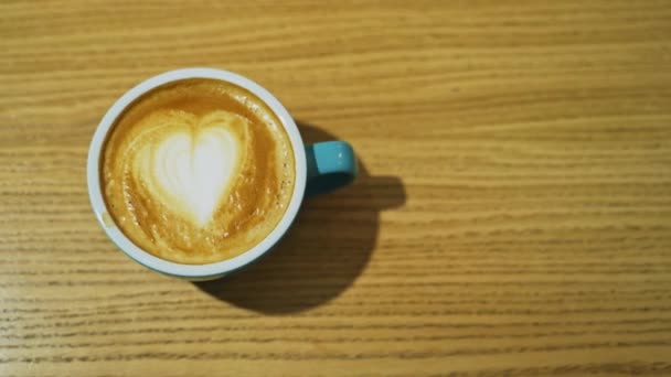 Xícara Com Café Fundo Madeira Latte Arte Projeto Coração Café — Vídeo de Stock