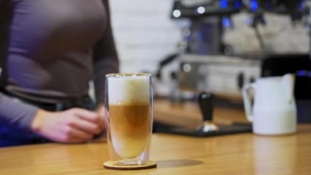Cappuccino Latte Vaso Mujer Pone Bebida Máquina Café Café Fresco — Vídeos de Stock