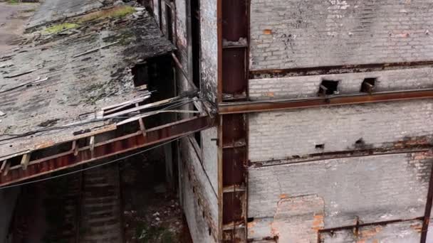被毁的建筑旧建筑 窗户破了 墙壁上有很多孔 军事行动期间受损企业的外部 后续行动 — 图库视频影像