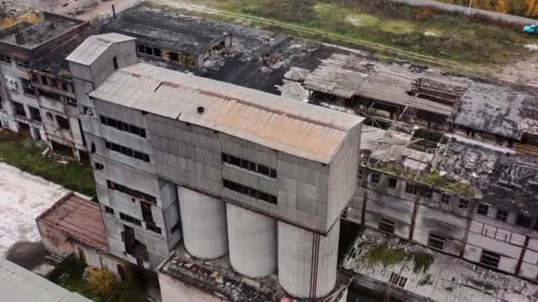 旧的废弃植物 战场上被毁的建筑物 被毁工厂的窗户和屋顶都碎了被破坏的工业 空中景观 — 图库视频影像
