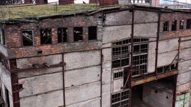 战争期间废弃的建筑 被砸坏窗户的建筑物 被毁建筑的外围 — 图库视频影像