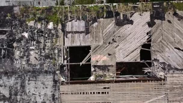 軍事行動の間に建物の屋根を損傷した 屋外に多くの穴をあけて放棄された建物 トップ空中ビュー カメラアップ — ストック動画