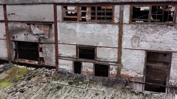 被损坏的房子窗户破了 战后被遗弃的地方 军事行动期间腾空的建筑物外 — 图库视频影像