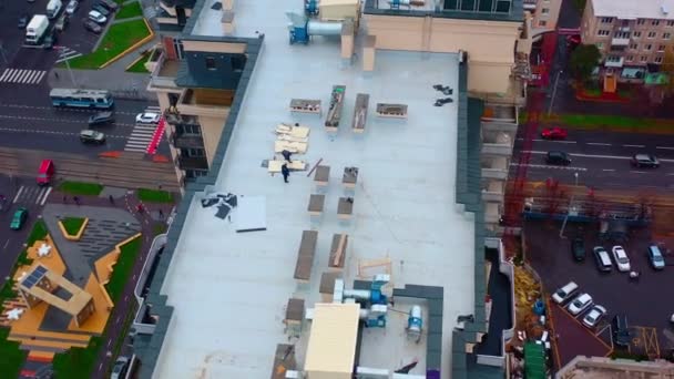 Roof Multistorey Building Construction Modern Apartment House Builds City Workers — Vídeos de Stock