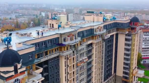 市内の建設現場 現代建築は労働者によって構築されている 建設中の高層ビル カメラは丸い形で動いています エアリアルビュー — ストック動画