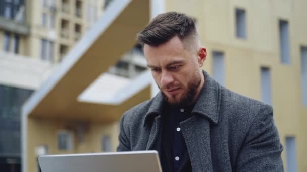 Porträt Eines Positiven Mannes Mit Laptop Schöner Bärtiger Geschäftsmann Der — Stockvideo