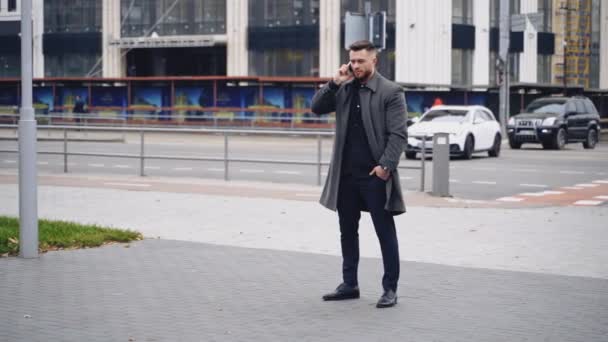 Jeune Homme Parle Sur Smartphone Dans Rue Portrait Bel Homme — Video