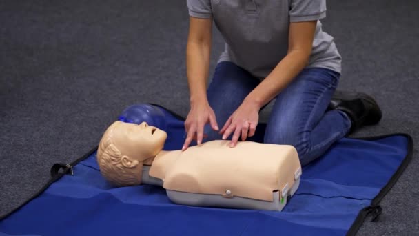 Fazer Rcp Primeiros Socorros Num Boneco Treinadora Demonstra Reanimação Cardiopulmonar — Vídeo de Stock