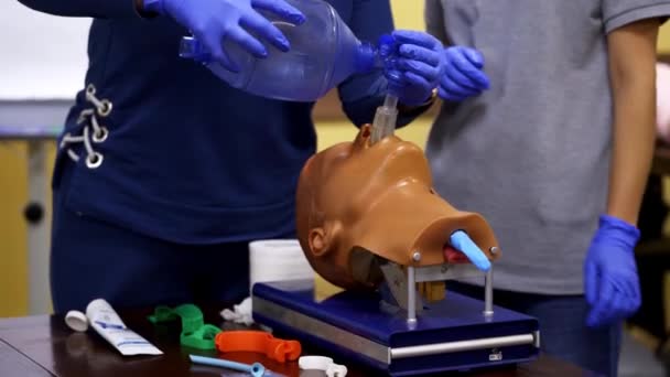 Schulung Erster Hilfe Person Führt Reanimationstraining Atmungsattrappe Durch — Stockvideo