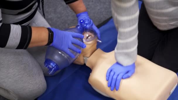 Pelatihan Pada Boneka Medis Orang Orang Memberikan Pertolongan Pertama Pada — Stok Video