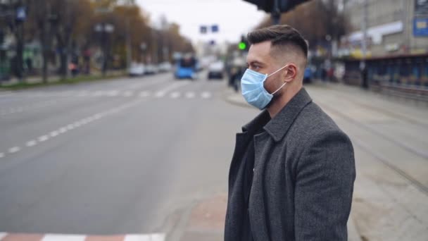 Maskierter Mann Hintergrund Des Stadtverkehrs Seitenansicht Eines Mannes Warmem Mantel — Stockvideo
