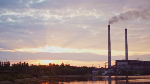 工厂在农村 早上在河边附近的工业区 在大自然的黄昏中 有害的烟雾在制造业的空气中飘扬 — 图库视频影像