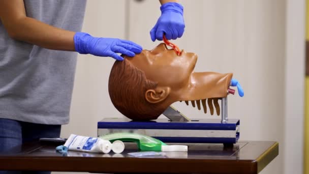 Lékařský Výcvik Hlavu Figuríny Specialista Demonstruje Proces Oživení Figuríně Obličeje — Stock video