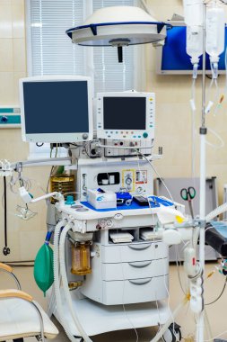 Modern acil durum bilgisayar ekipmanları. Sağlık Kliniği Ameliyat Teknolojisi.