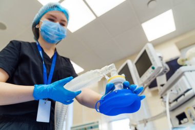 Modern acil servis uzmanı. Profesyonel ekipman operasyonu.