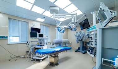 Modern cerrahi hastane odası. İşletim tablosu ile Ward iç tasarımı.