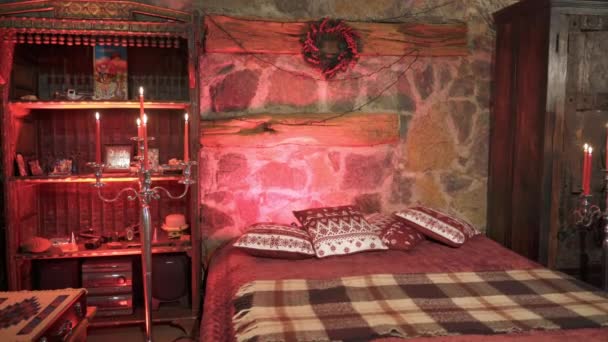 Pusta Sypialnia Świecami Dekorowany Pokój Różowych Romantycznych Kolorach Łóżkiem Świąteczne — Wideo stockowe