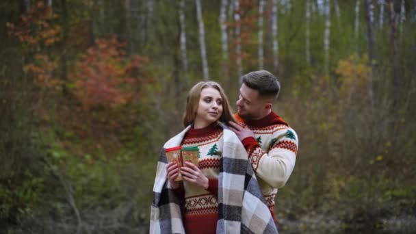 Romantyczna Para Jesiennym Tle Lasu Przystojniak Jego Dziewczyna Mają Randkę — Wideo stockowe