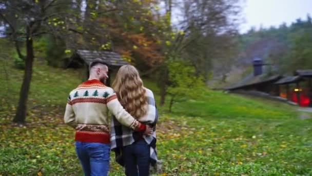 속에서 젊은이들 시골에서 따뜻한 친구를 로맨틱 커플의 뒤보기 — 비디오