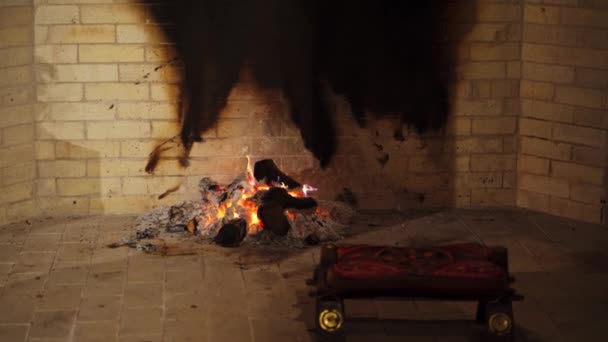 暖炉でロマンチックな火災 自宅のマントルにある灰の山の上のスモルダンなログ 燃えている木製のログ 冬の暖炉で燃える木 — ストック動画