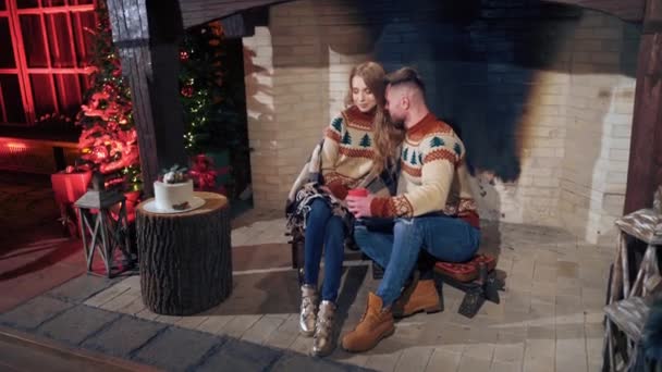 Verliebtes Paar Gemütlichen Weihnachtshaus Junge Leute Genießen Die Gemeinsame Zeit — Stockvideo