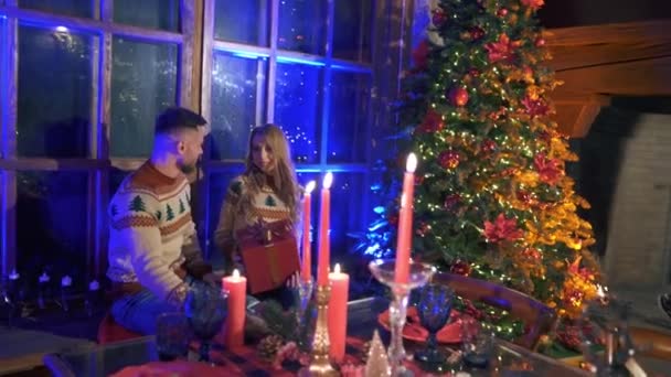 Romantisch Koppel Kerstachtergrond Jongeman Kust Zijn Vriendin Feestzaal Met Kaarsen — Stockvideo
