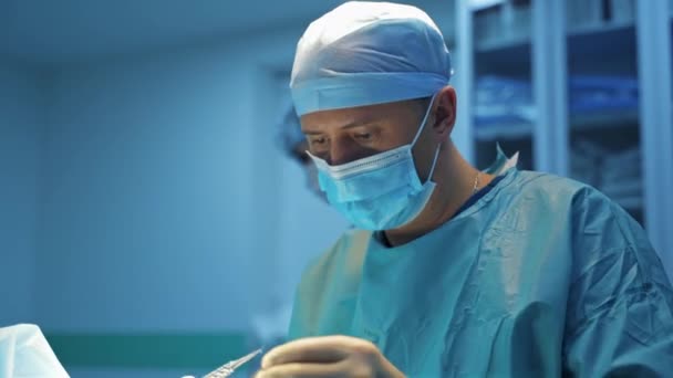 フェイシャルプラスチック手術 まぶたのためのプラスチック操作をする青い医学の制服およびマスクの外科医 アッパーブラフロプスティー — ストック動画