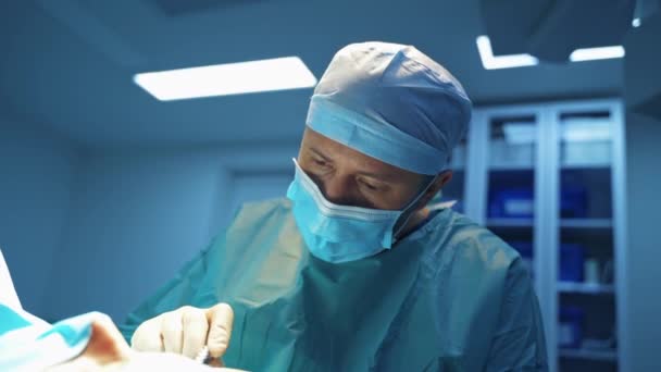 Operasi Blepharoplasty Ahli Bedah Menempatkan Jahitan Mata Pasien Bedah Plastik — Stok Video