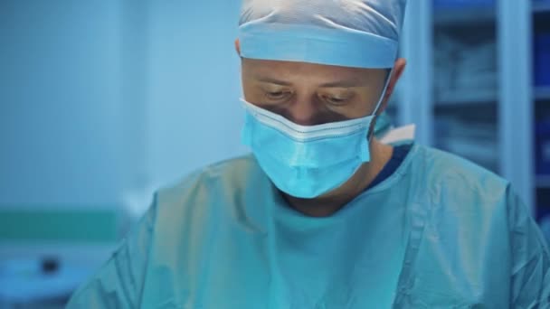 Portrét Doktora Profesionální Chirurg Čepici Masce Provádějící Plastickou Operaci Nemocnici — Stock video