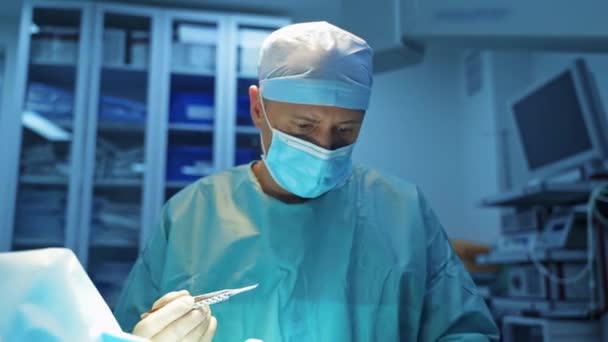 Косметическая Процедура Поднятия Век Хирург Маске Оперирует Лицо Пациента Блефаропластика — стоковое видео